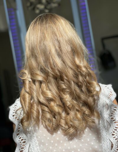 brushing femme cheveux longs bouclés