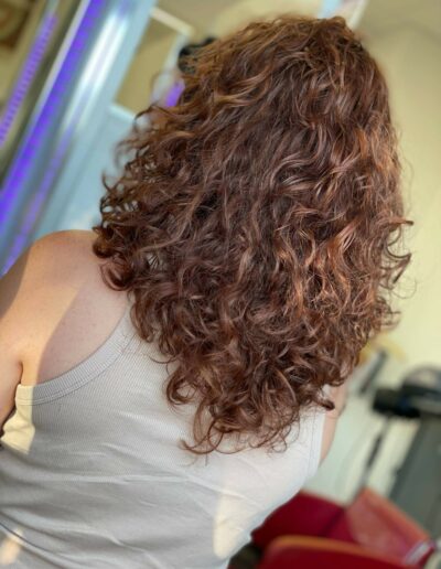 coupe femme dégradé sur cheveux longs frisés