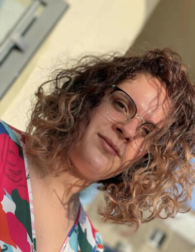 coupe femme carré plongeant dégradé frisé